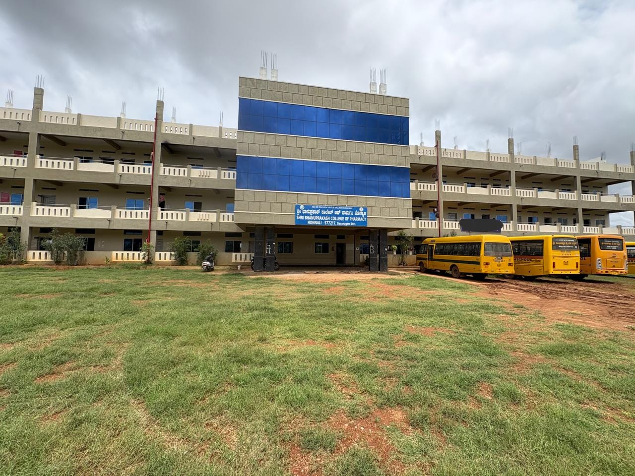 Sri Bhanuprakash College of Pharmacy campus building in Honnali
